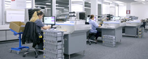 Bureau ouvert avec des travailleurs utilisant le système OPEX dans un lieu de travail numérique